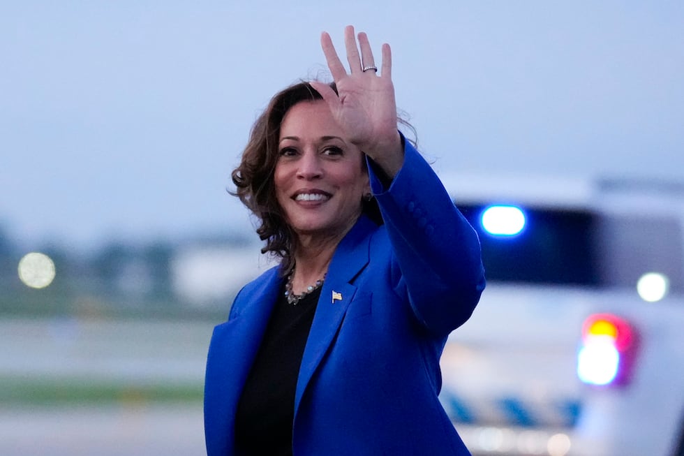 Kamala Harris llega a la Convención Nacional Demócrata con mayor apoyo